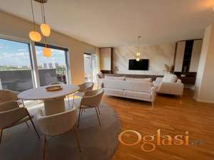 Luksuzan penthouse sa privatnom oazom